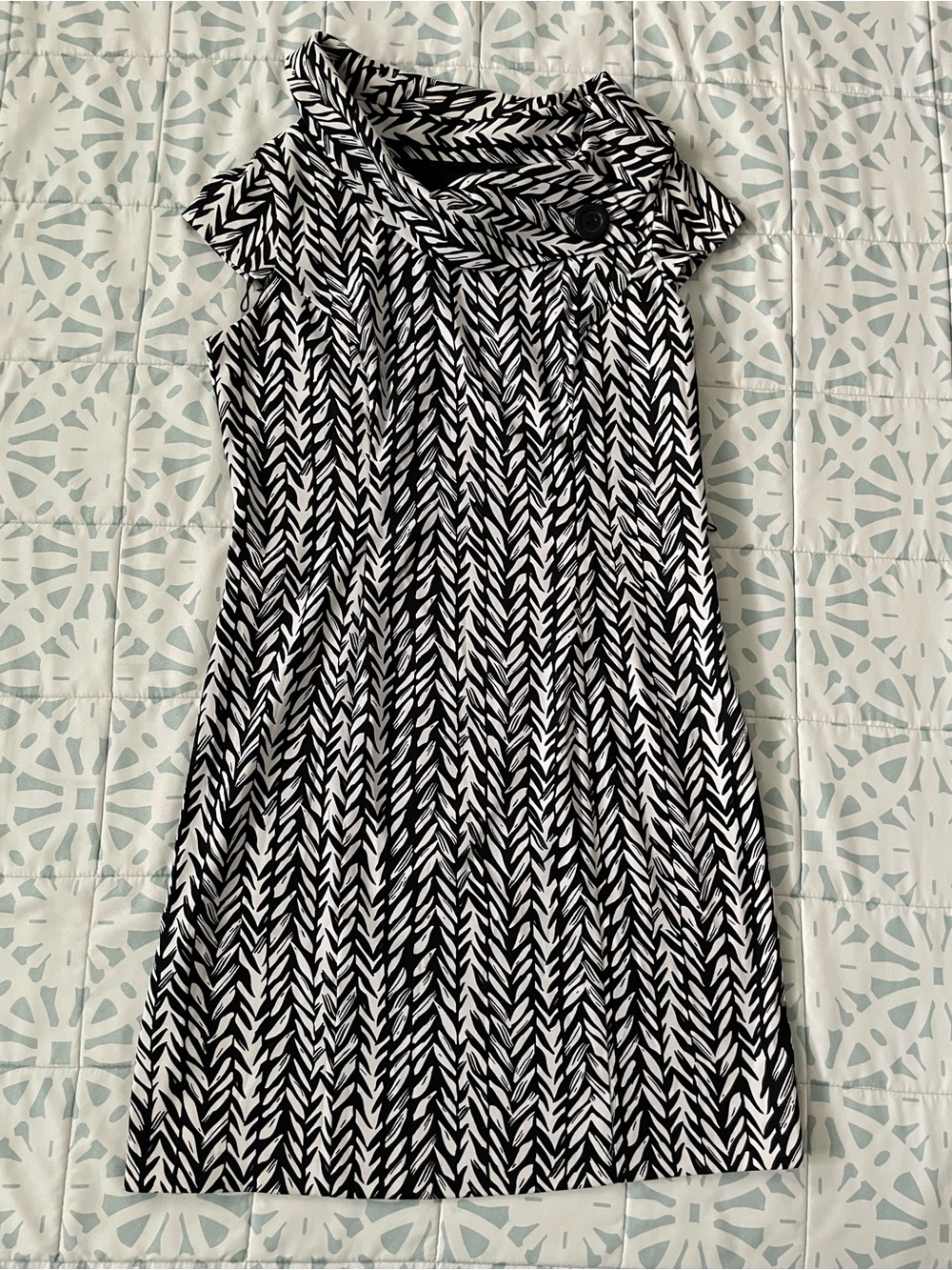 Ronni Nicole Black and White Geometric Sleeveless Dress